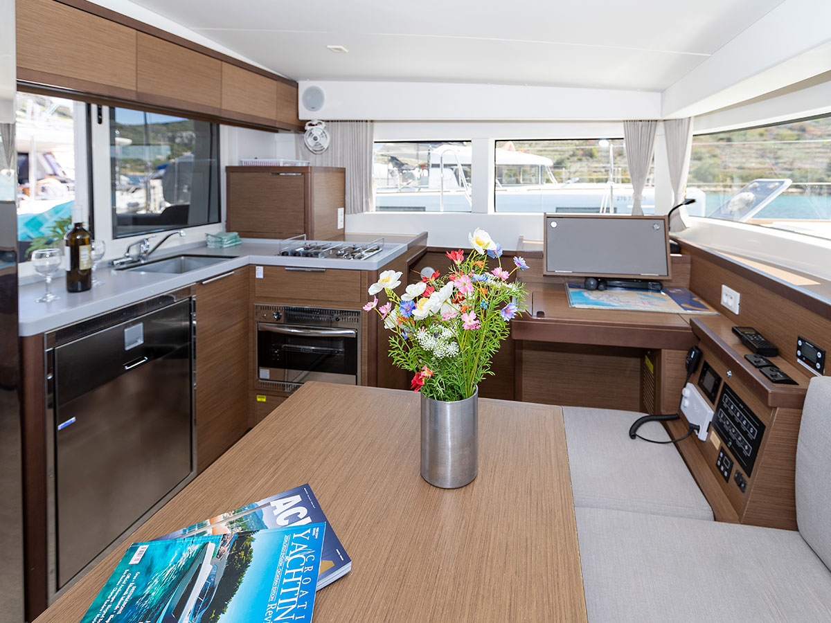 MONARCH 2020 (air condition, generator)