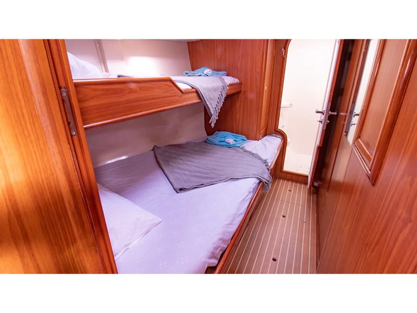 Christianna VII (shared en suite twin cabin 4) 